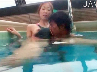 Japanese babe getting her pussy licked underwater in Tokyo